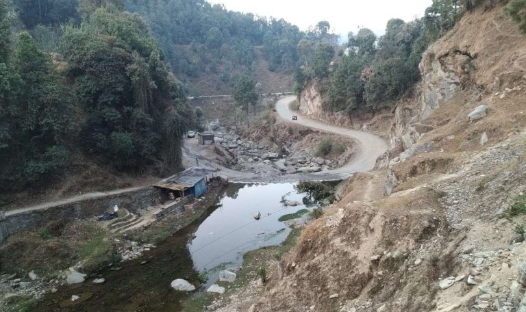 स्वच्छ जल के लिए संघर्ष करता गांव
